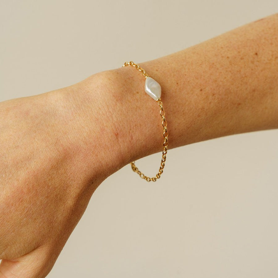 DIAMOND SHAPED PEARL BRACELET